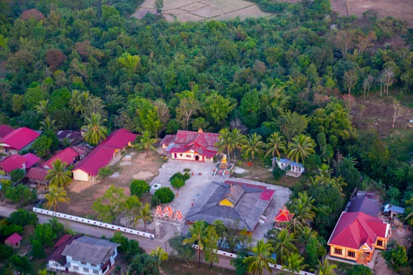 Gökyüzünde renkli sıcak hava balonu. Laos. — Stok fotoğraf