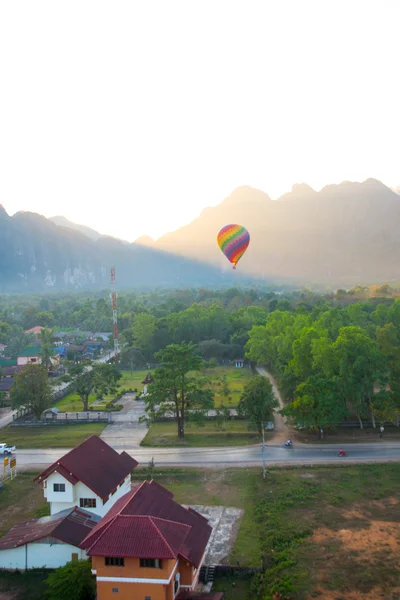 Palloncino colorato ad aria calda nel cielo.Laos . — Foto Stock