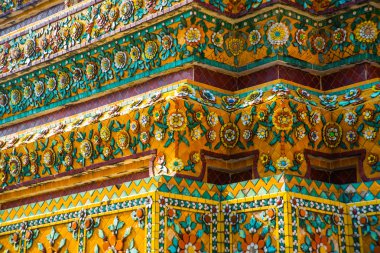 Wat Pho ya da Wat Phra Chetuphon, Thailand.A Bangkok parçadaki çiçeklerle dekorasyon yatan Buda Tapınağı