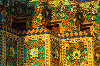 Wat Pho ya da Wat Phra Chetuphon, Thailand.A Bangkok parçadaki çiçeklerle dekorasyon yatan Buda Tapınağı