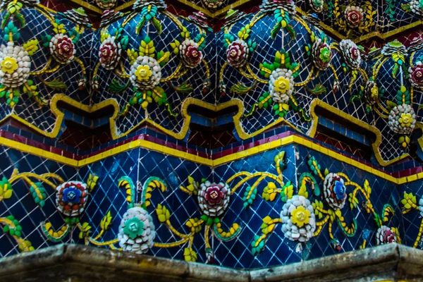 Wat Pho ou Wat Phra Chetuphon, o Templo do Buda Reclinado em Bangkok da Tailândia.Um fragmento de decoração com flores — Fotografia de Stock