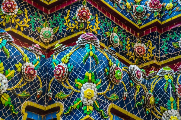 Wat Pho ou Wat Phra Chetuphon, le temple du Bouddha couché à Bangkok en Thaïlande.Un fragment de décoration avec des fleurs — Photo