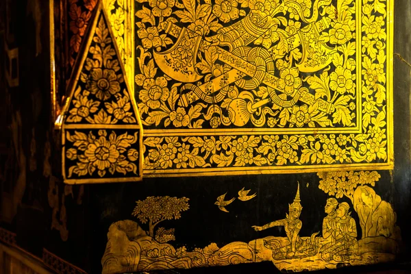 Wat Pho ou Wat Phra Chetuphon, le temple du Bouddha couché à Bangkok en Thaïlande.Ornement, texture dorée — Photo