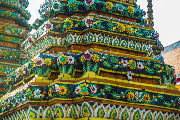 Wat Pho or Wat Phra Chetuphon,the Temple of the Reclining Buddha in Bangkok of Thailand.A fragment of decoration with flowers — Stock Photo, Image