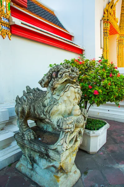 Wat Pho or Wat Phra Chetuphon,the Temple of the Reclining Buddha in Bangkok of Thailand.The sculpture on the background of the temple — Stock Photo, Image