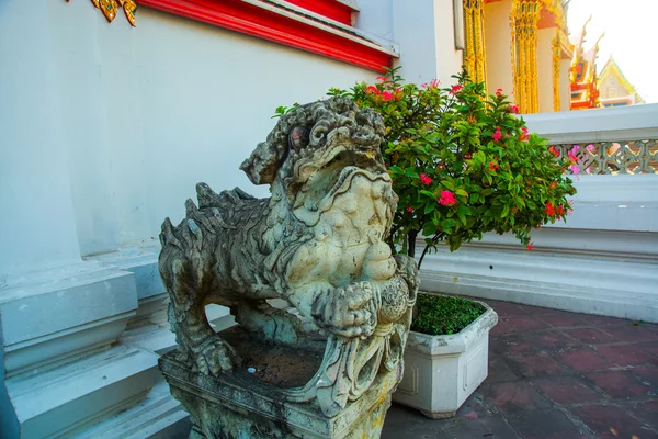 Wat Pho or Wat Phra Chetuphon,the Temple of the Reclining Buddha in Bangkok of Thailand.The sculpture on the background of the temple — Stock Photo, Image