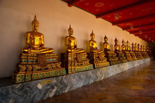 Wat Pho ou Wat Phra Chetuphon, o Templo do Buda Reclinado em Banguecoque da Tailândia.Estátua de Buda Dourado — Fotografia de Stock