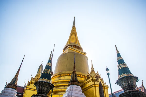 Grand palace Bangkok.Golden stupa ve dini tapınaklar. Thailland — Stok fotoğraf