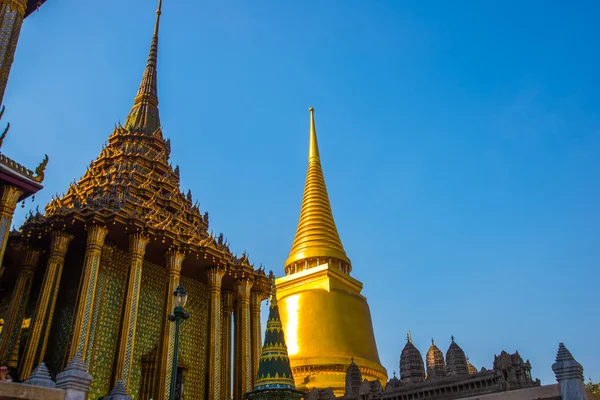 Grande palácio Bangkok.Golden stupa e temples.THAILLAND religiosos — Fotografia de Stock