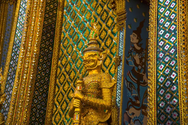 Grand palast bangkok.golden statue, religiöse temples.thailland — Stockfoto