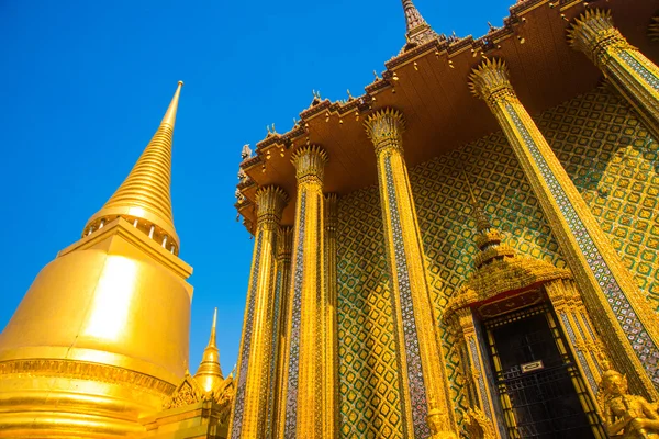 Suuri palatsi Bangkok.Golden stupa ja uskonnollisia temppeleitä.THAILLAND — kuvapankkivalokuva