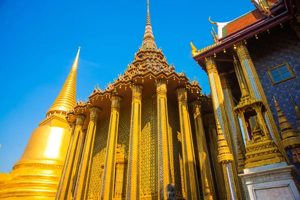 Grand palace Bangkok.Golden stupa en religieuze tempels. Thailland — Stockfoto