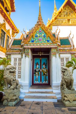 Tapınağın arka plan üzerinde heykel. Grand palace bangkok, Thailland