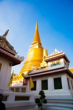 Bangkok, Tayland. Mavi gökyüzü arka plan üzerinde altın stupa.