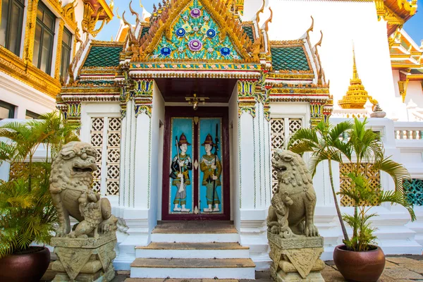 Tapınağın arka plan üzerinde heykel. Grand palace bangkok, Thailland — Stok fotoğraf