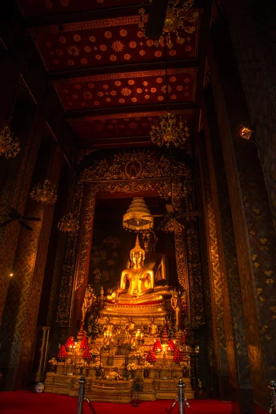 La escultura en el fondo del templo.Gran palacio Bangkok, TAILANDIA — Foto de Stock