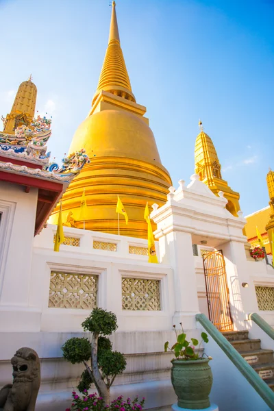Bangkok, Tailandia. Estupa dorada sobre el fondo del cielo azul . — Foto de Stock