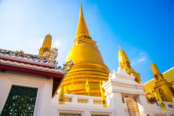 Bangkok, Thailand. Gouden stoepa op de achtergrond van de blauwe hemel. — Stockfoto