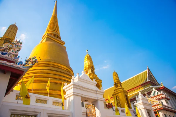 Bangkok, Thailand. Gouden stoepa op de achtergrond van de blauwe hemel. — Stockfoto