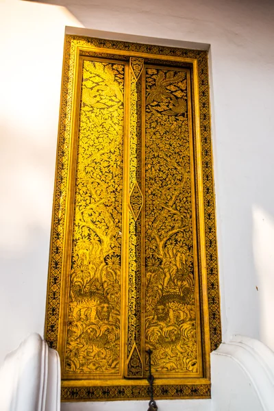 Ouro chapeado door.Ornament, um fragmento de decoração, o templo budista, Vietnam.Bangkok . — Fotografia de Stock