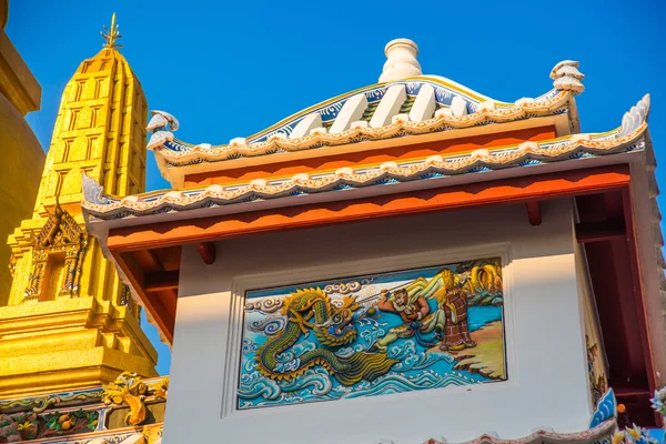 Prydnad, ett fragment av dekoration, buddhistiska tempel, Vietnam.Bangkok. — Stockfoto