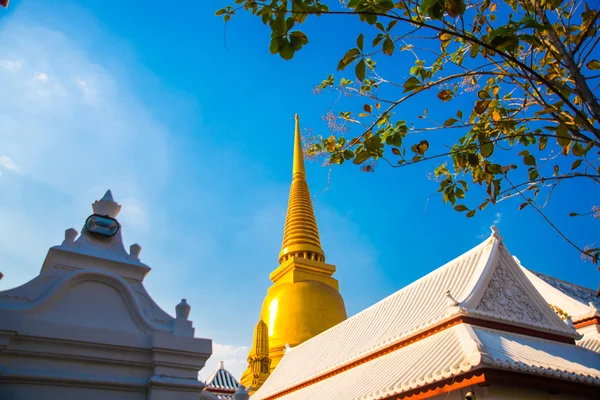 Bangkok, Tailândia. Estupa dourada no fundo do céu azul . — Fotografia de Stock