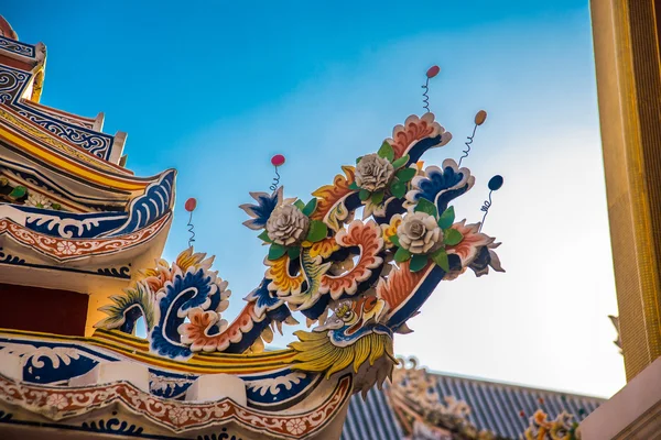 Ornamento, um fragmento de decoração, o templo budista, Vietnam.Bangkok . — Fotografia de Stock