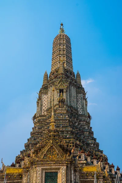 Der Tempel der Morgendämmerung wat arun und ein schöner blauer Himmel in Bangkok, Thailand — Stockfoto