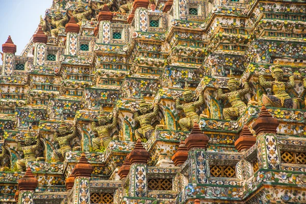 Świątynia świtu wat arun i piękne błękitne niebo w bangkok, Tajlandia — Zdjęcie stockowe