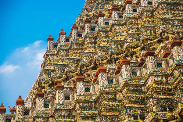 The Temple of Dawn Wat Arun and a beautiful blue sky in Bangkok, Thailand — Stock Photo, Image