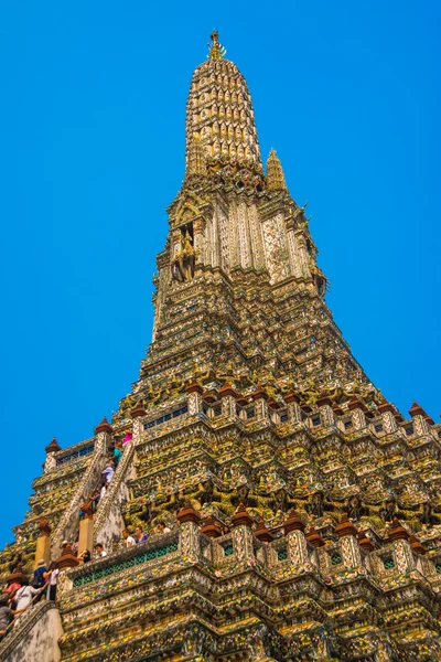 Der Tempel der Morgendämmerung wat arun und ein schöner blauer Himmel in Bangkok, Thailand — Stockfoto