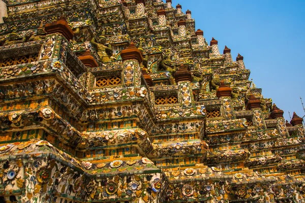 Świątynia świtu wat arun i piękne błękitne niebo w bangkok, Tajlandia — Zdjęcie stockowe