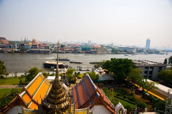 มุมมองของเมืองจากด้านบน แม่น้ํา บ้าน และวัด มุมมองจากเที่ยวบินของนก กรุงเทพฯ ประเทศไทย — ภาพถ่ายสต็อก