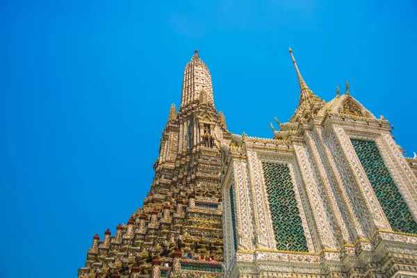 Świątynia świtu wat arun i piękne błękitne niebo w bangkok, Tajlandia — Zdjęcie stockowe