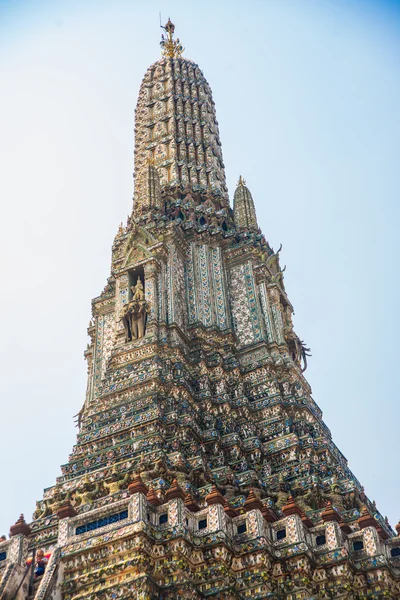 Şafak wat arun ve Bangkok, Tayland, güzel bir mavi gökyüzü Tapınağı — Stok fotoğraf