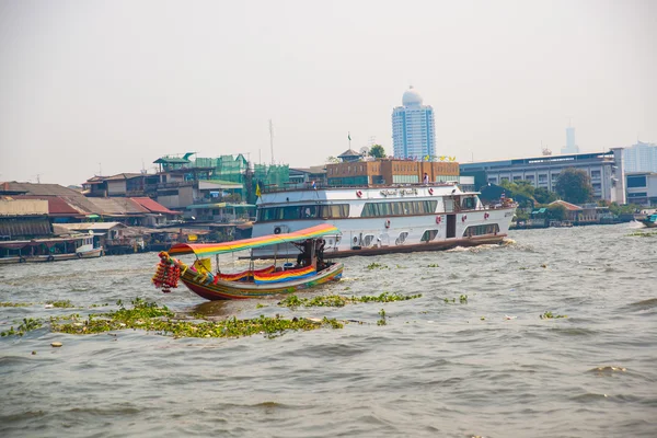 上からの都市の眺め。川、家屋や寺院。鳥の飛行からの眺め。Bangkok.Thailand — ストック写真