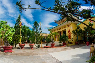 Güzel tapınak. Buda heykeli. OID Kilisesi, güneşli gökyüzü altında. MUI Ne, Vietnam.
