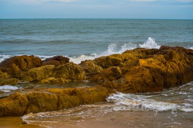 Kaya, deniz ve mavi gökyüzü. Vietnam, MUI Ne, Asya