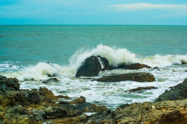 Kaya, deniz ve mavi gökyüzü. Vietnam, MUI Ne, Asya