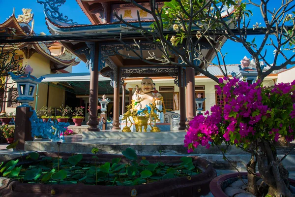 Beautiful temple. Buddha sculpture.Oid church, under sunny sky.Mui Ne, Vietnam. — Stock Photo, Image