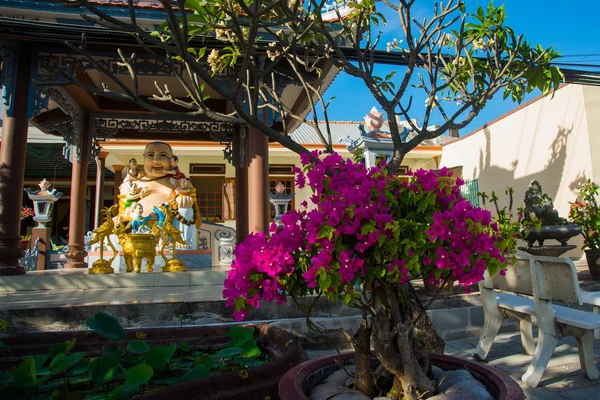Hermoso templo. Buda sculpture.Oid iglesia, bajo el cielo soleado.Mui Ne, Vietnam . — Foto de Stock