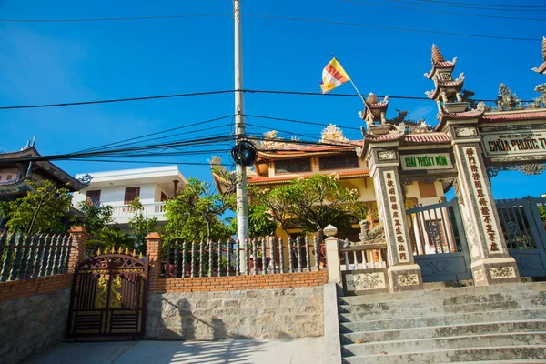 Beautiful temple,entrance gateOid church, under sunny sky.Mui Ne, Vietnam. — Stock Photo, Image