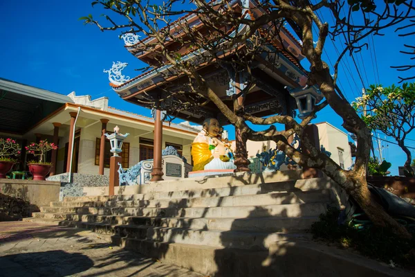 Beautiful temple. Buddha sculpture.Oid church, under sunny sky.Mui Ne, Vietnam. — Stock Photo, Image