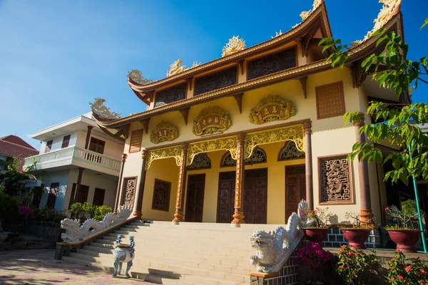 Beautiful temple. Oid church, under sunny sky.Mui Ne, Vietnam. — Stock Photo, Image