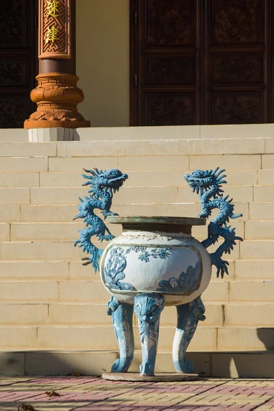 Magnifique temple. Vase.Oid église, sous un ciel ensoleillé.Mui Ne, Vietnam . — Photo