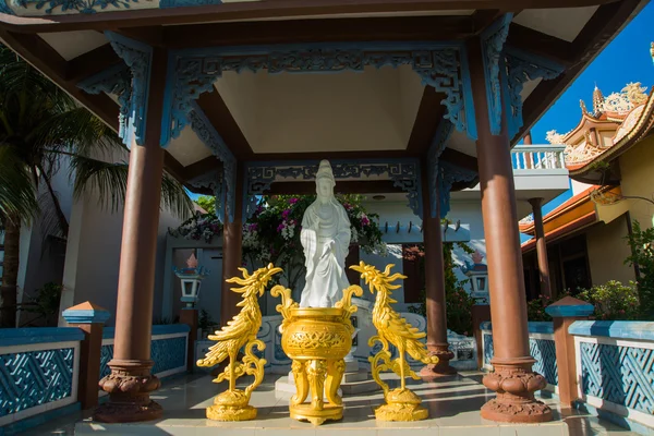 Beautiful temple. Buddha sculpture.Oid church, under sunny sky.Mui Ne, Vietnam. — Stock Photo, Image