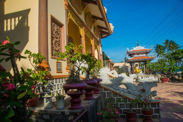 Wunderschöner Tempel. oide Kirche, unter sonnigem Himmel.mui ne, Vietnam. — Stockfoto