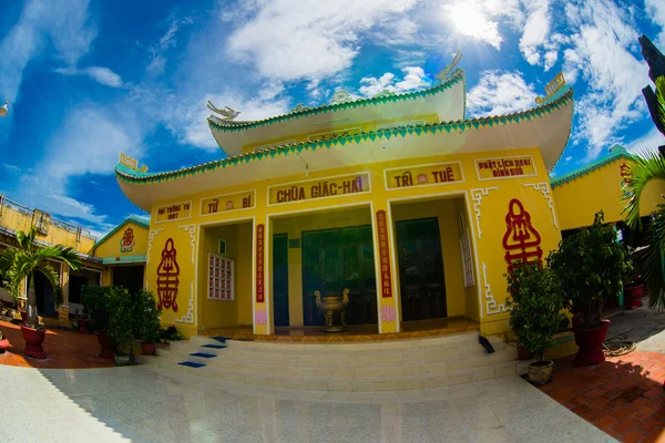 Beautiful temple. Buddha sculpture.Oid church, under sunny sky.Mui Ne, Vietnam. — Stock Photo, Image