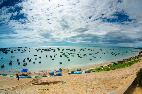 Una gran cantidad de barcos en el mar, la pesca en el pueblo de peces, mui ne, Vietnam —  Fotos de Stock