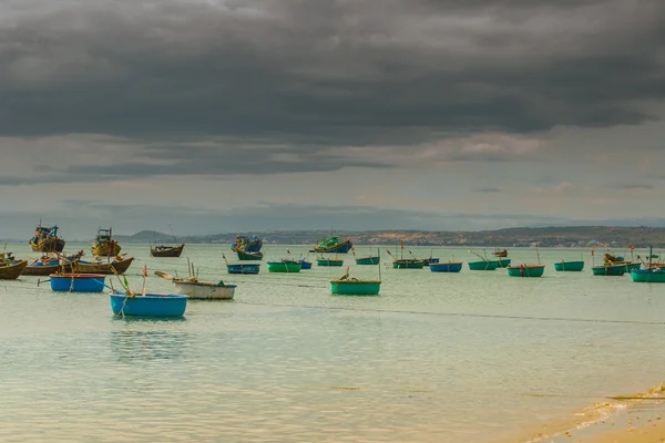 Beaucoup de bateaux sur la mer, pêche dans le village de poissons, mui ne, vietnam — Photo